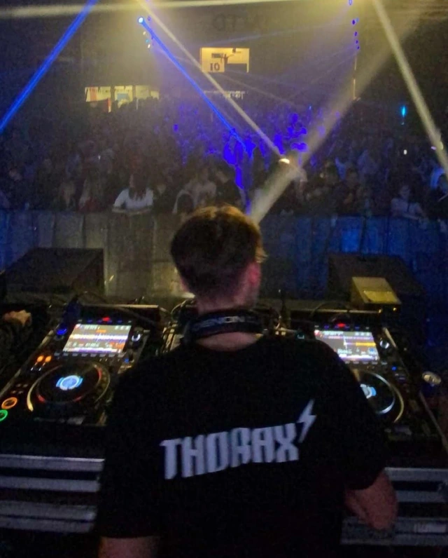 Thorax van achteren, met zicht op het publiek