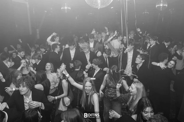 Volle dansvloer op een bal