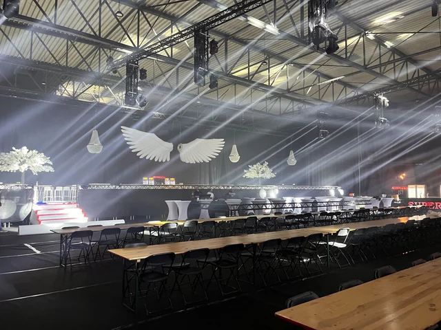 Feestzaal met moving heads en lichtshow