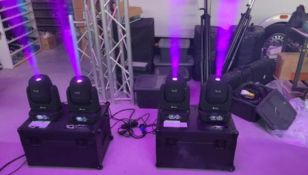 Vier moving heads in paars licht