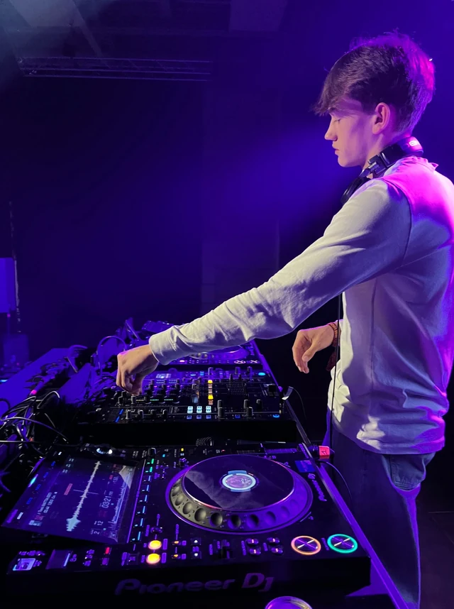 Thorax in paars licht achter Pioneer-decks