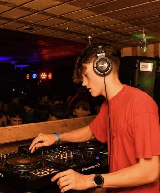 Thorax met koptelefoon achter de decks
